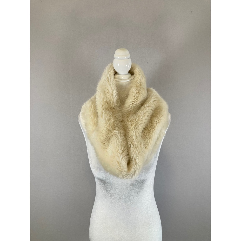 Cozy Glam American Eagle Women One Size Ivory Faux Fur Infinity Loop Scarf Snood